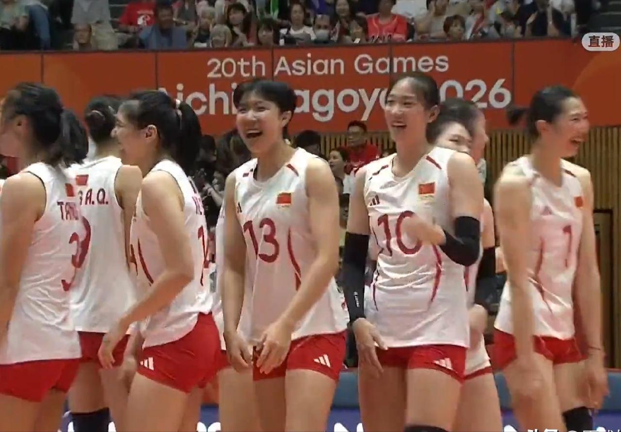 日本女排万万没想到！中国女排主教练赵勇在第三局2：10叫光暂停后，做了三