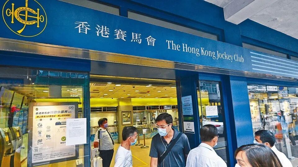 香港食环署15人众筹买彩票中3000万，兑奖的人跑了！警方已抓到人食环署活化街市组有15人，他们凑份