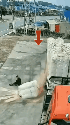 货车司机解绳瞬间惊魂！家人们谁懂啊！货车司机卸货解绳，本来是天天干的常规操作，结