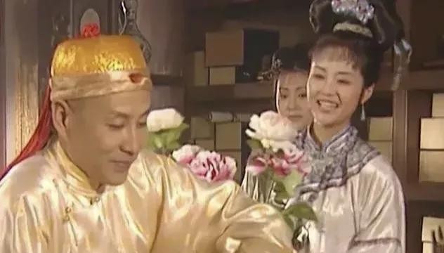 1705年，93岁苏麻喇姑去世，51岁康熙传召众皇子为其守孝。太监惊愕地张着嘴，