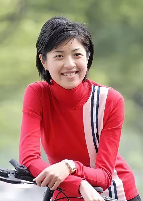 咱不带立场。湾湾的南投县长许淑华，很帅气，也很亲和，就像个邻家女子。她还参加过