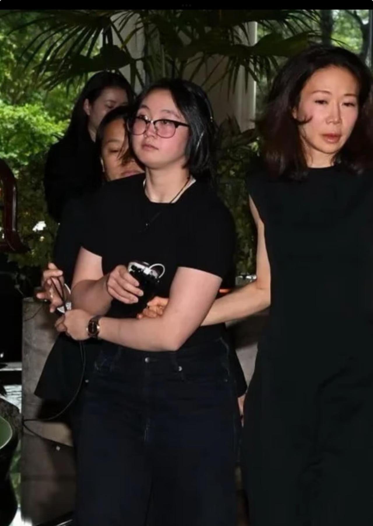 赌王继承人何猷龙20岁独女何开梓正面公开二房儿子何猷龙和妻子罗秀英的女儿是
