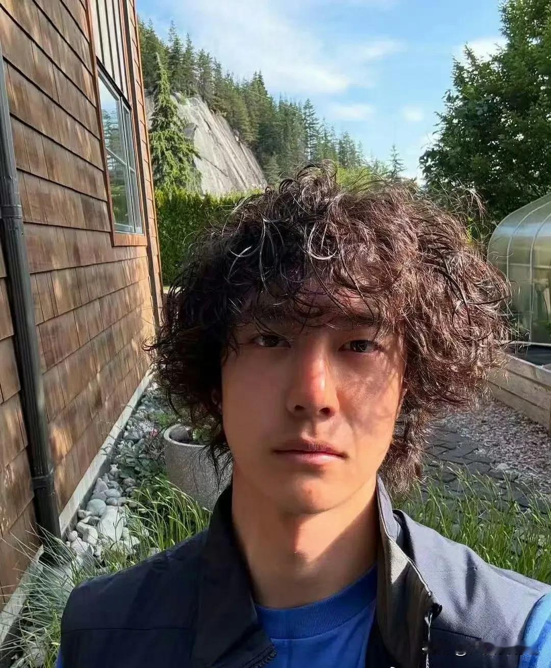 王一博两年年不进组，还不做形象管理，攀岩晒黑了不少，气得很多粉丝骂他没事业心脱粉