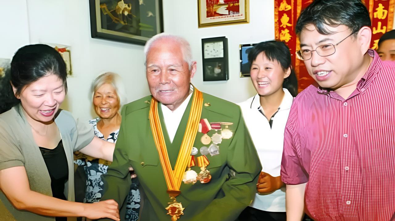 1962年，一老兵放弃优厚待遇支援农村建设，53岁才当上父亲，不料因无力供女儿继