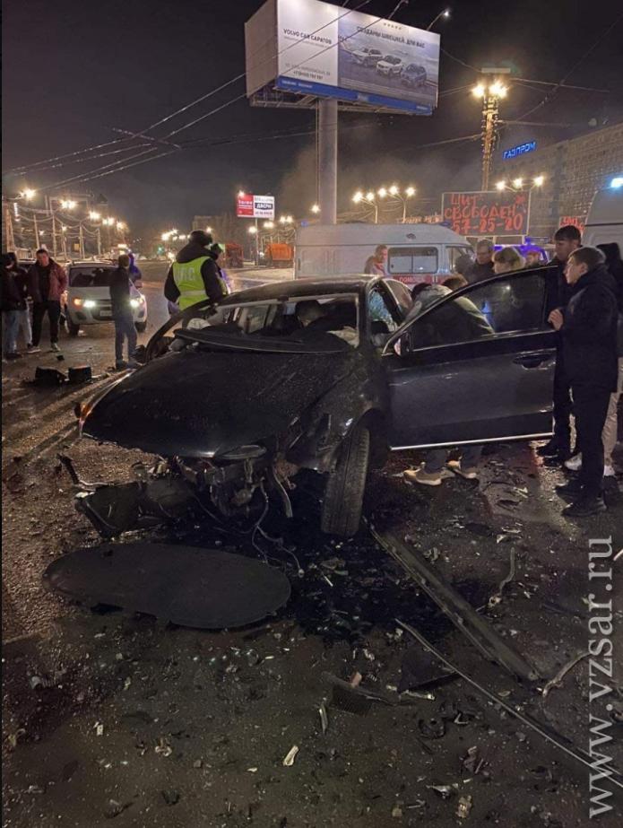 据车臣反对派媒体报道，18岁的亚当·卡德罗夫在车队中高速行驶时失去对车辆的控制，