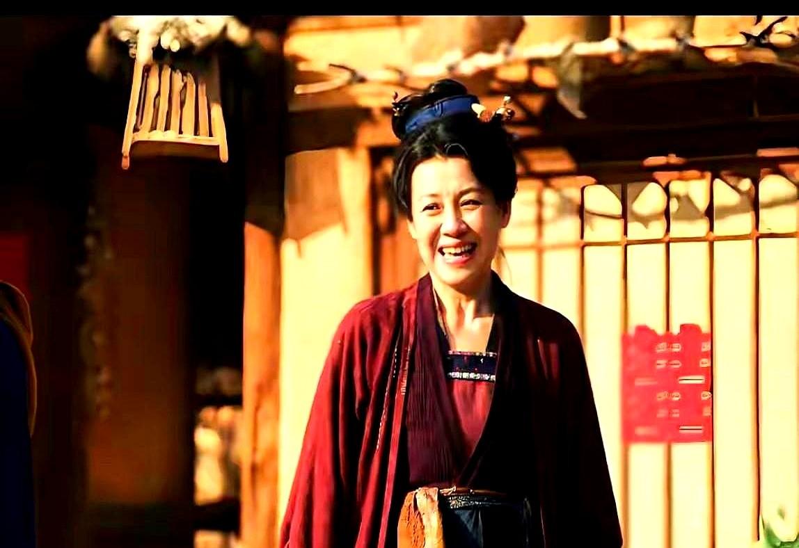 《逐玉》里的赵大娘，才是全剧隐藏最深的王者。你以为她只是个热心肠的邻居大妈？