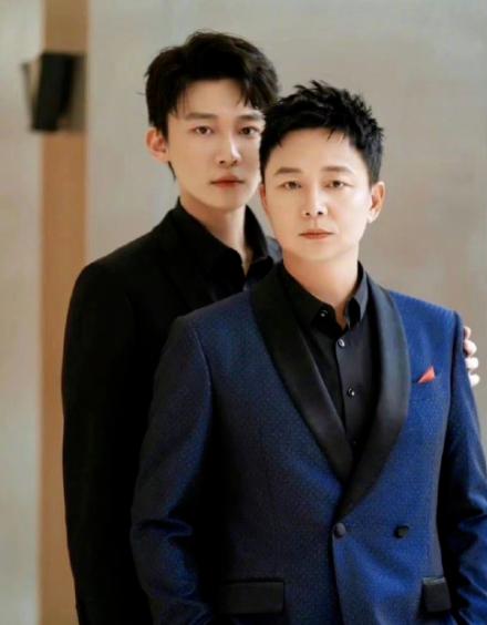 🌞2001年，刘奕君拍戏回到家中，妻子吕梓媛冷着脸说，“我们离婚吧，一年到