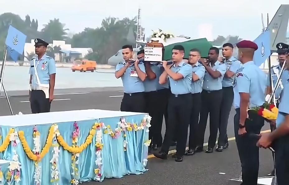 印度光辉战机坠毁后，最善于宣传的印度把飞行员描述为铁汉英雄，称其光荣遇难是因为他