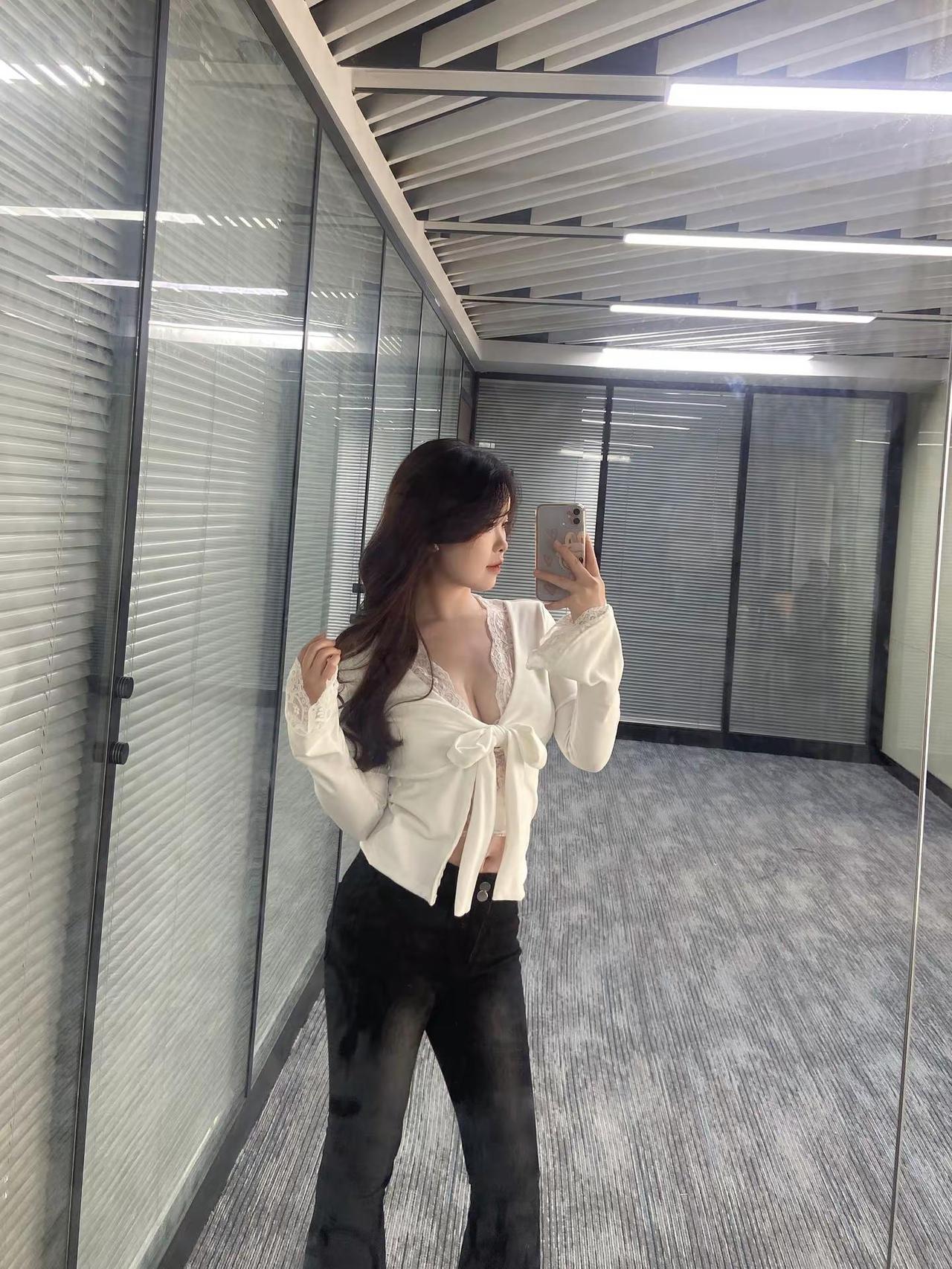 “不用记得太深刻我还是那个嘴毒最作也是最美的前女友”.对镜拍原相机拍摄