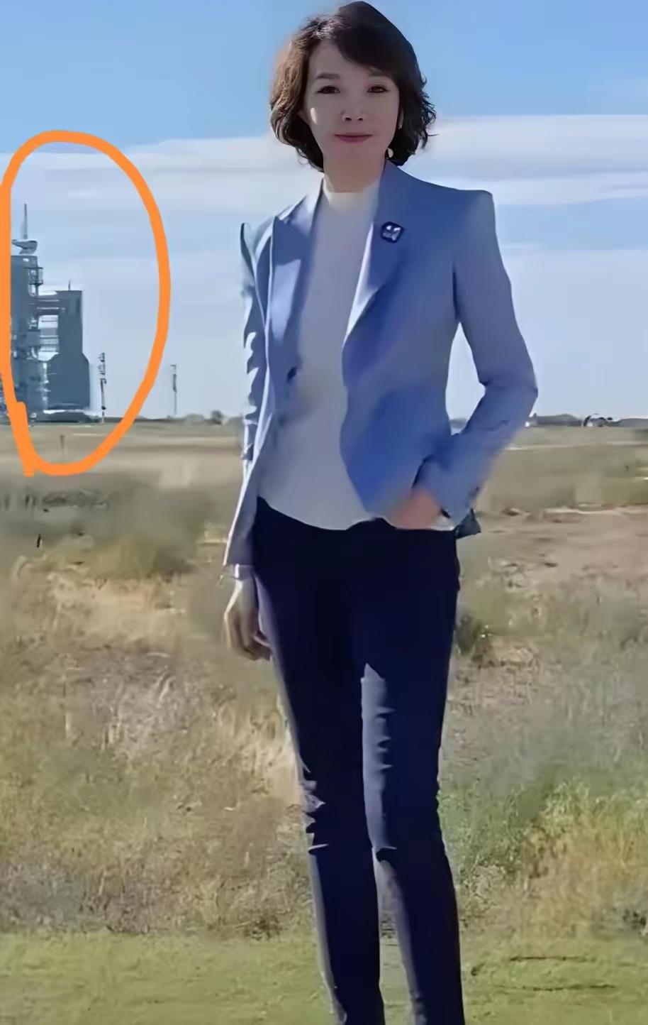 中央主持美女大长腿，国家门面，从头美到脚，美貌才华并存