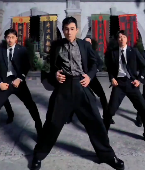 陈小春啊陈小春，真让人服气，你都已经58岁了，不是忙着开演唱会，就是在短视频