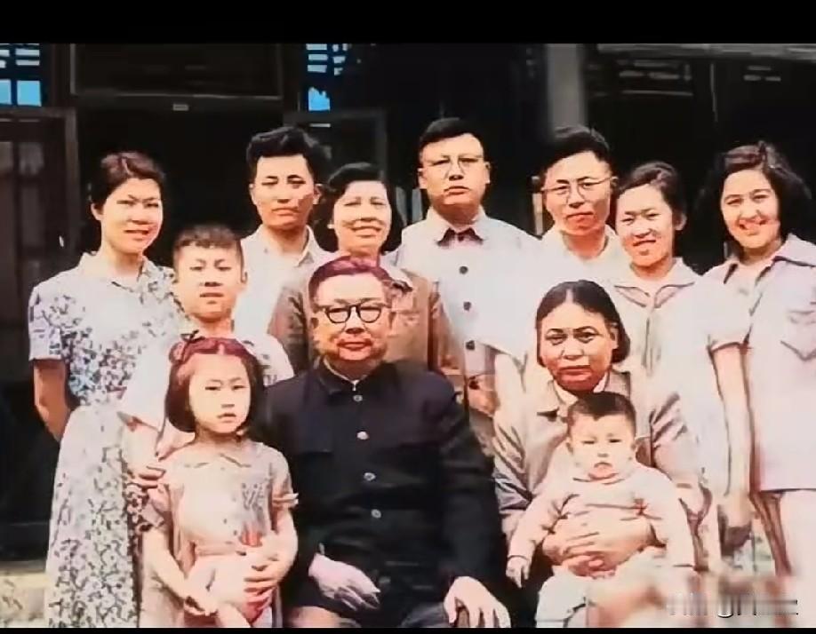 庭院门前留下珍贵全家福。端坐正中的是开国上将李克农，身侧是相伴一生的夫人赵瑛，