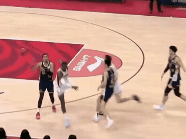 迪亚洛救球摔进了广东球迷区，结果迪亚洛被广东球迷打了。迪亚洛很恼火，还好裁判急时