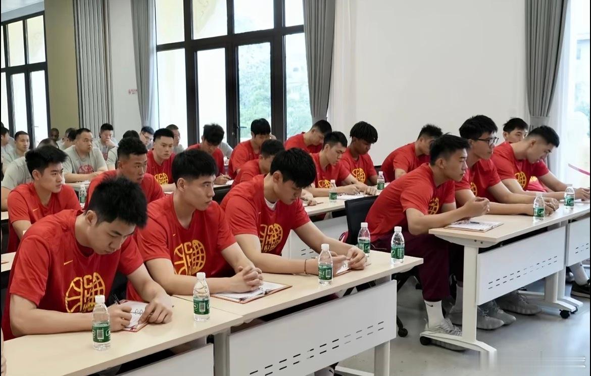 中国男篮四个月集训，花掉近两千万，最后却连一套稳定的打法都没有？如果把这笔账算清楚，可能比输掉一场热
