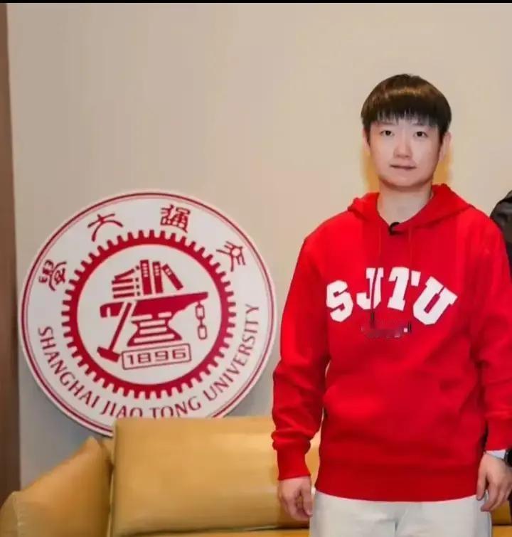 莎莎平安夜溜进上海交大，帽子口罩焊在脸上，硬是没被一个人认出来。网友第二天才后