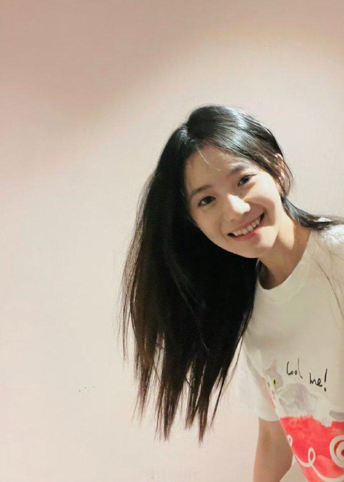 刘浩存边执法边比心这个存子真的太可爱了，古灵精怪充满生命力，每一张都能拿来当头像