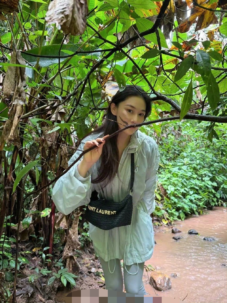 张馨予晒出与老公何捷户外出游照片，淡妆的张馨予依旧好美啊，她的老公何捷一身腱子肉，长相俊朗帅气，夫妻