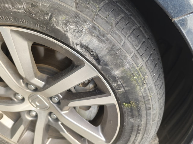 轮胎碰到马路牙子各位哥哥姐姐这样的轮胎还能开吗