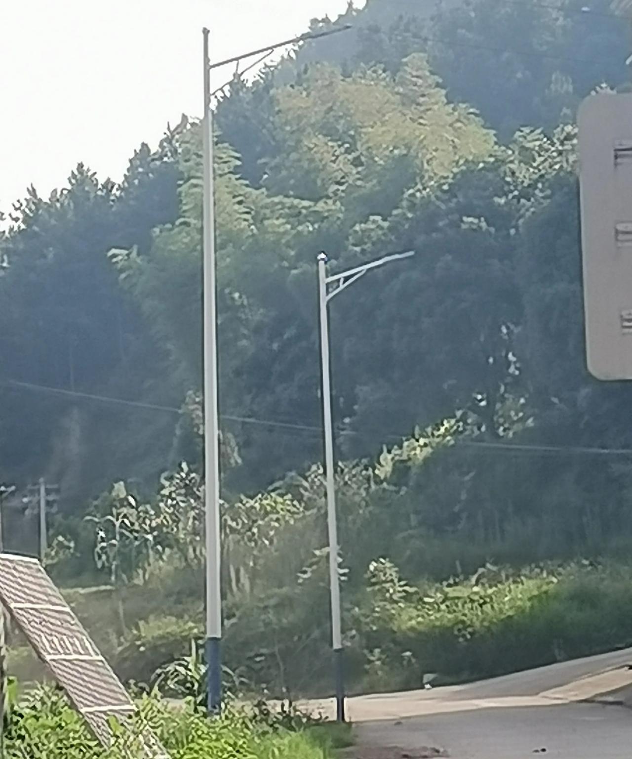 小区有个女人带个3岁的女儿，在小区租房子住，开始她妈妈帮她带孩子，孩子没爸，女人