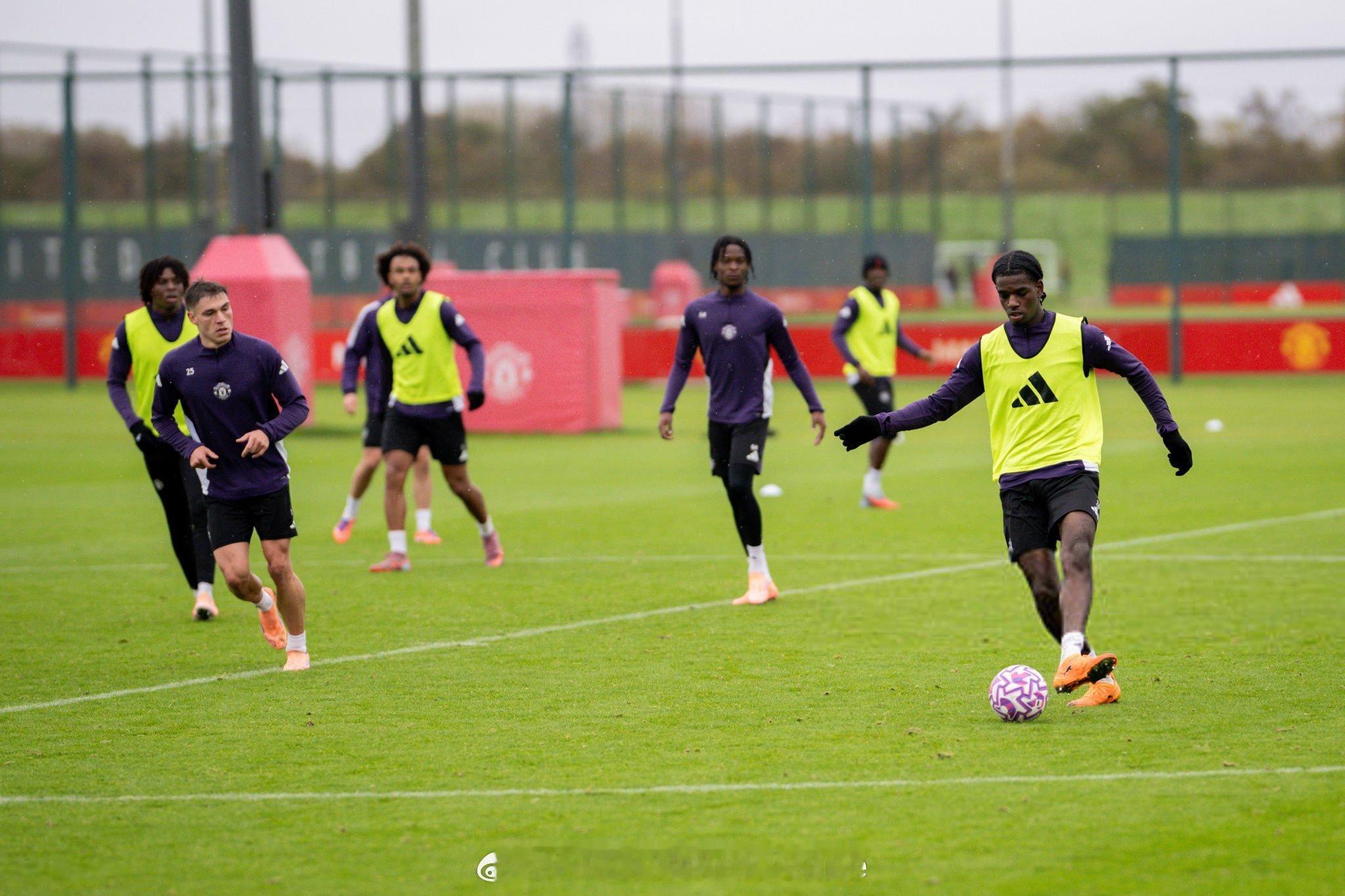 曼联球员今天回到训练场总监威尔考克斯出现在场边好像还是没看到马奎尔?芒特下场回到