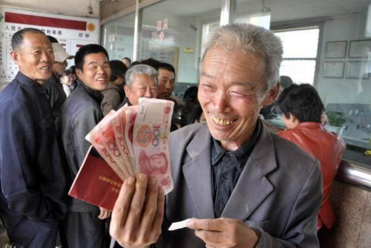 社保交够15年就够了吗？真相扎心，多交一年退休每月只多领20元左右！不是几万，不