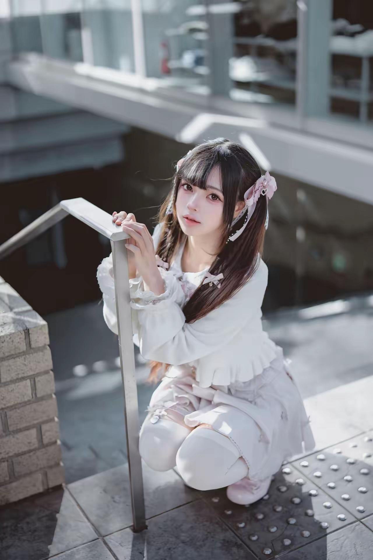 梦幻少女在现代都市的静谧角落