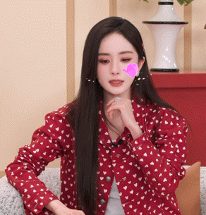 杨幂别说这特效到杨幂脸上还挺可爱的我也想捏杨幂小脸蛋🤏！