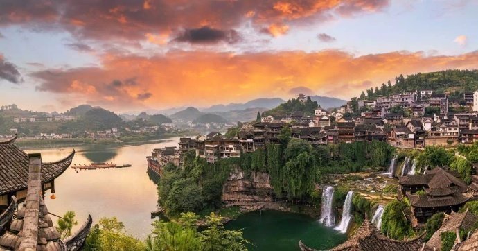湖南·芙蓉镇，悬挂于瀑布上的千年神奇古镇，黄昏的时候异常迷人。​​​​