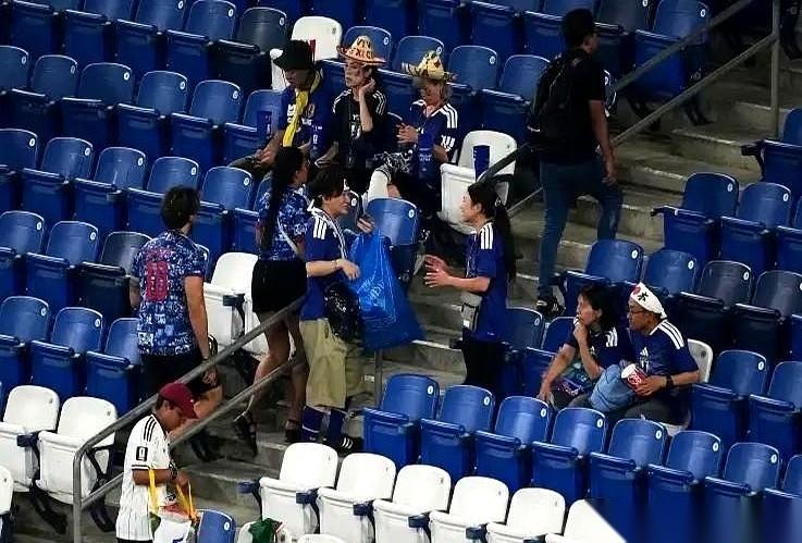 日本球迷捡垃圾这事，怎么自己人都先吵起来了？以前一提这事，网上全是夸人家素质高