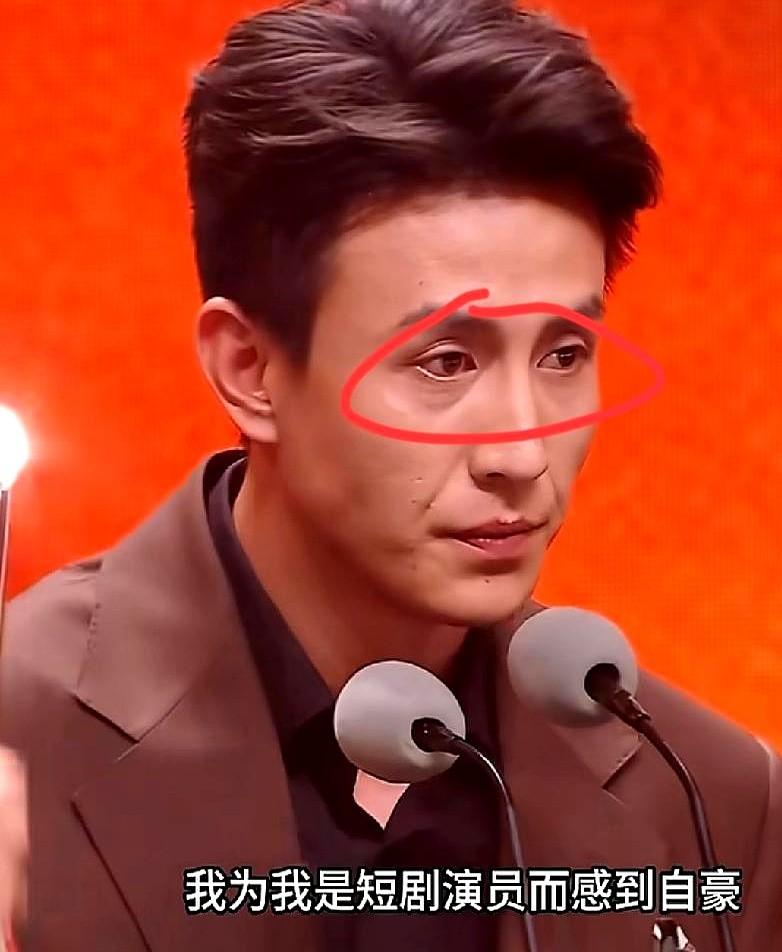 看了刘萧旭在红果短剧创作者大会领奖的视频，我心里咯噔一下。刚才走红毯时还是一