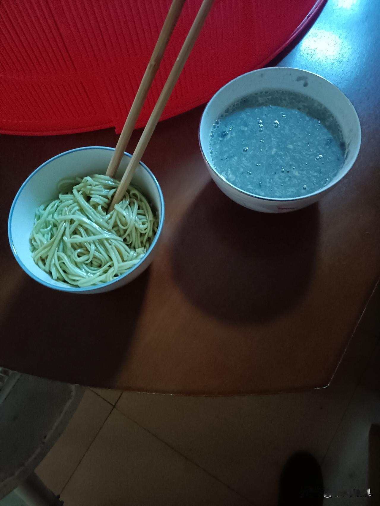 9月29号，晴天，今天的早餐还是和以往一样，一碗黑芝麻槡椹粉加鸡蛋，一碗苦瓜槡叶