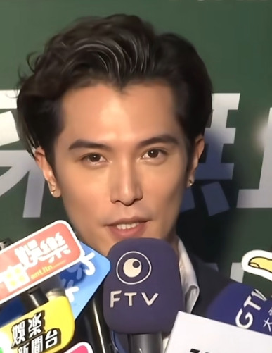 项天骐怎么老了还是这么帅啊！邱泽今年都已经44岁了，但是接受采访的时候一点看