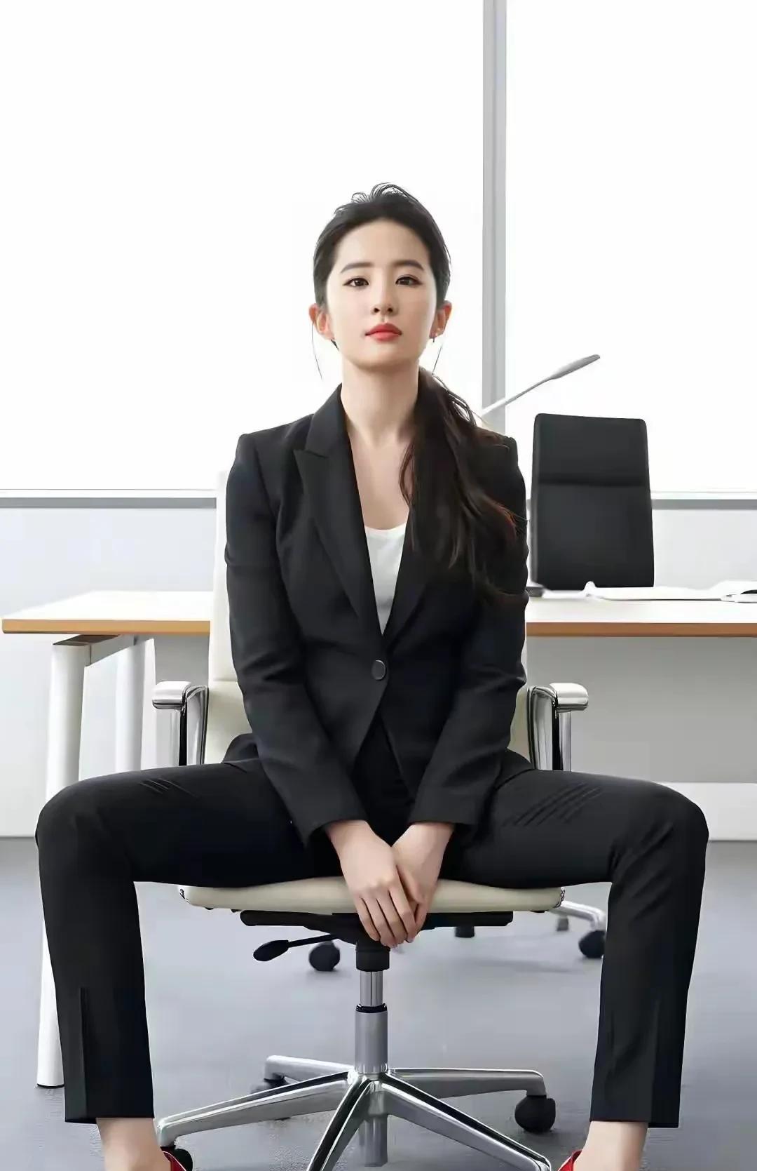 刘亦菲真好看穿着这身西服非常干练有职场女白领的洒脱肤白貌美大长腿男人看