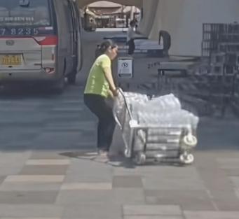 最近，海航空姐的一个小小善举，比什么广告都强！公司真应该好好奖励她。一位