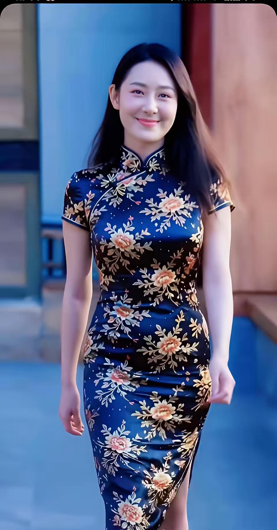 水仙子·旗袍秀韵佳人袅袅步姿娇，旗袍盈盈束细腰。襟花扣处香盈抱，衩摇波影