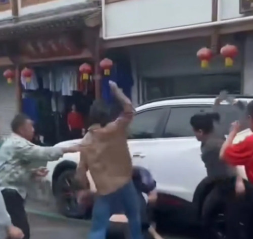 安徽一家饭店5人群殴一名外地游客，出手那是相当的狠！事情是这样的，江苏的王先