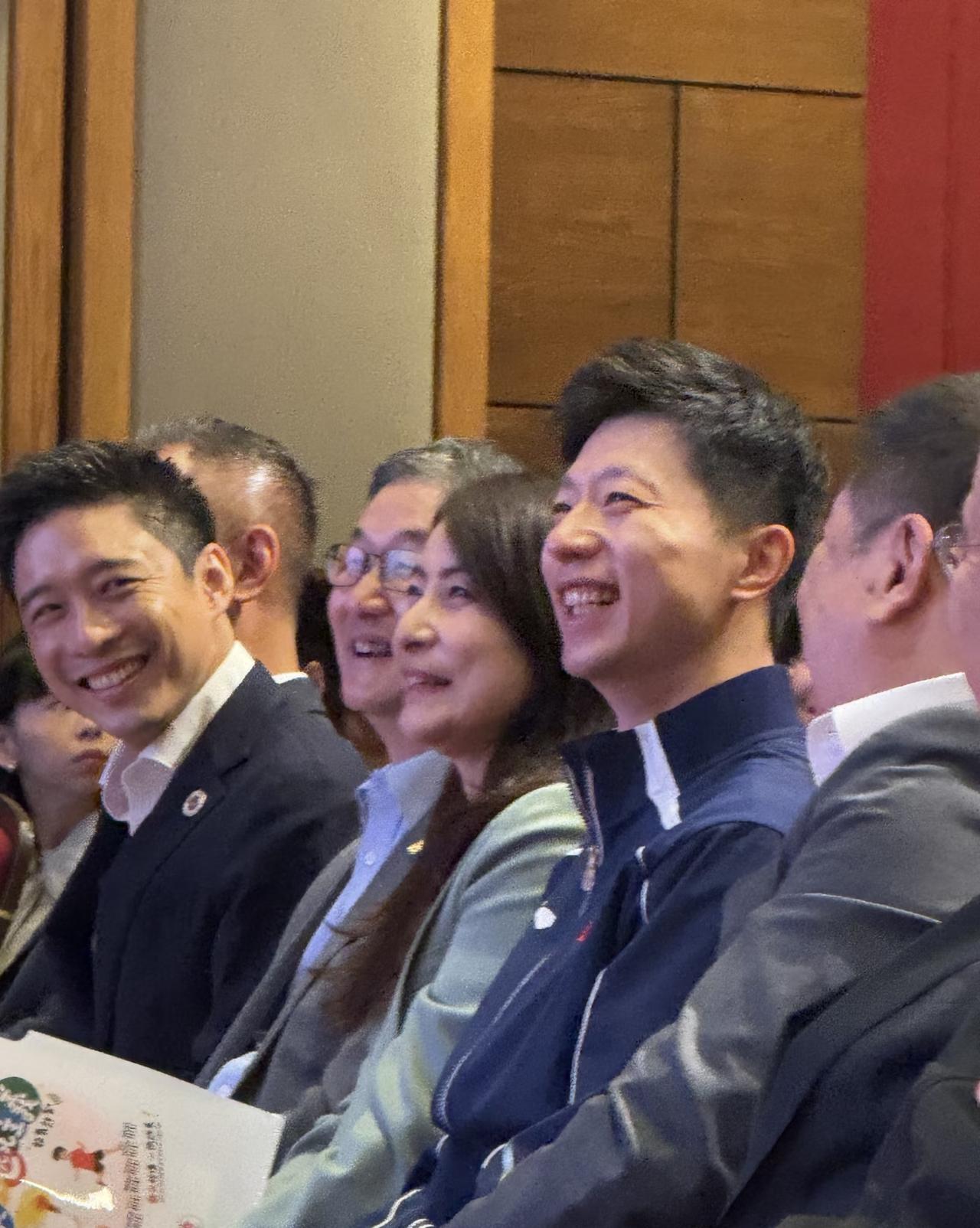 香港研讨会马龙和郭晶晶坐一起。两位国家运动员，见面分外高兴，一个跳水皇后一个六