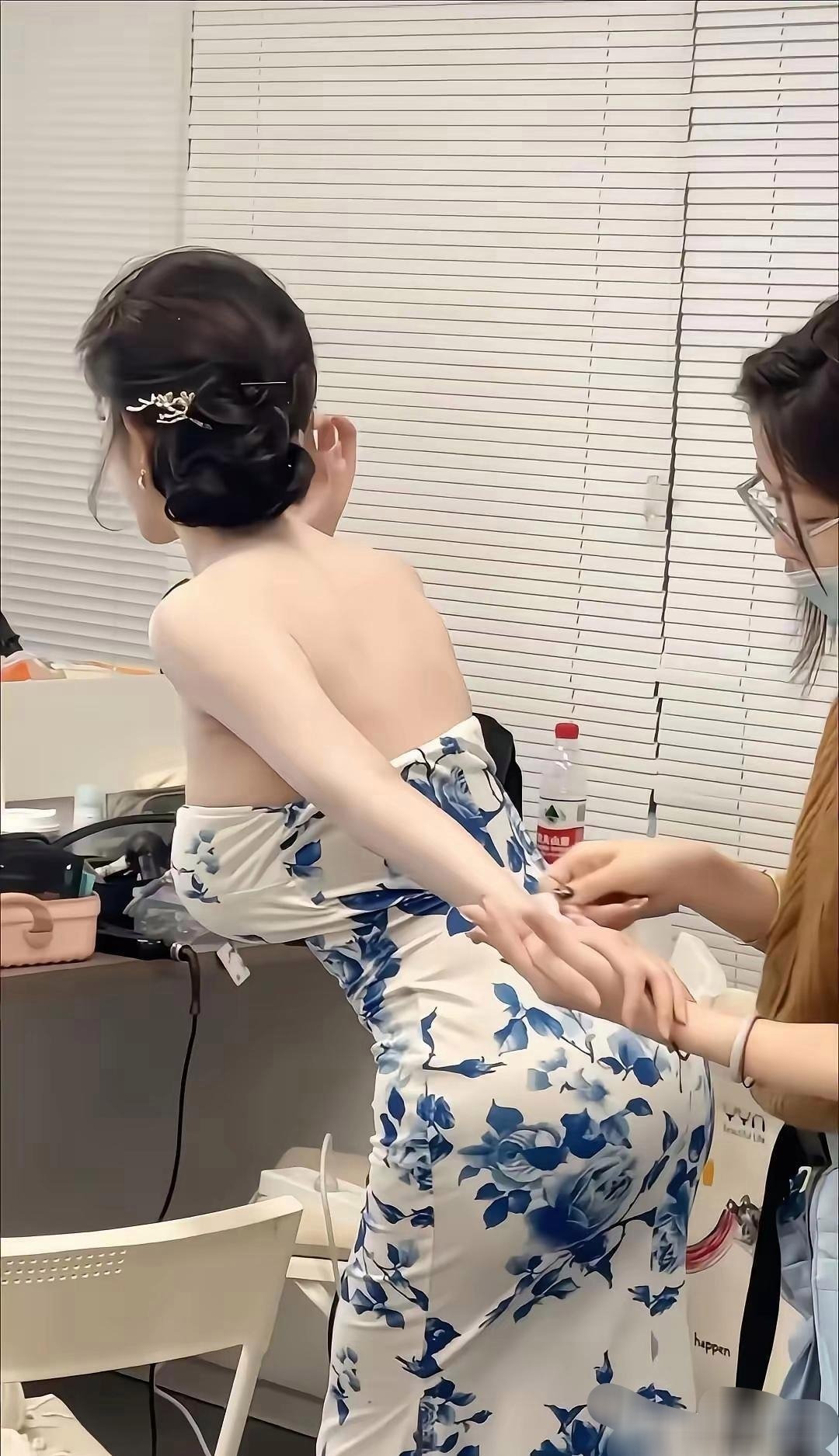 青花装连衣裙，这个颜色好看。