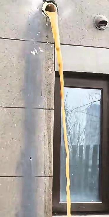 太嚣张！江苏邳州，一女子花84万买了套一楼的房子，她装修好后，发现2楼改卫生间下