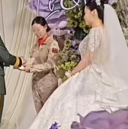 “太夸张了吧？是想炫耀啥？”九三受阅女兵穿制服参加婚礼，被网友骂惨了！网友直言：