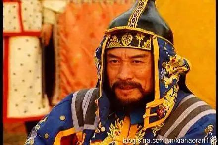 年羹尧被赐死后雍正对待他的家人又是如何呢？年羹尧悬梁自尽那夜，北京城里的年府