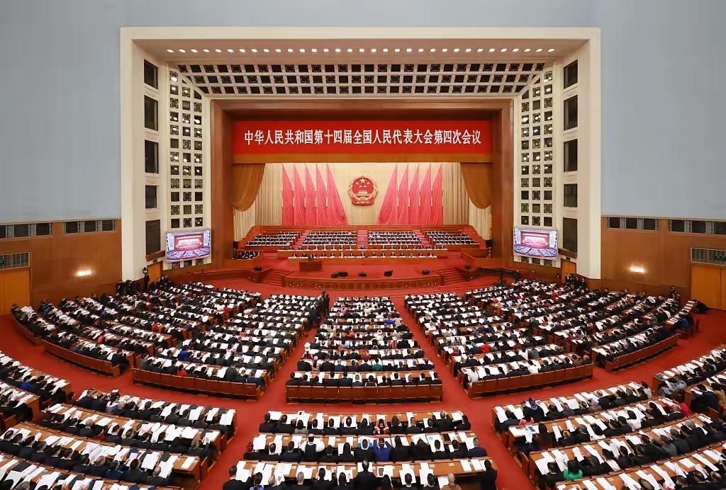 台湾资深媒体人张宏凯今日发文写道：“相较于美国的匆匆忙忙、连滚带爬，中国反而显得