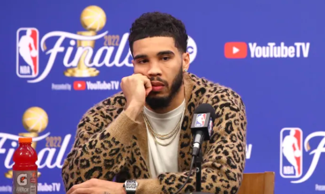 凯尔特人球员杰森-塔图姆在采访中谈到了自己所面对的外界质疑。塔图姆表示：“如果