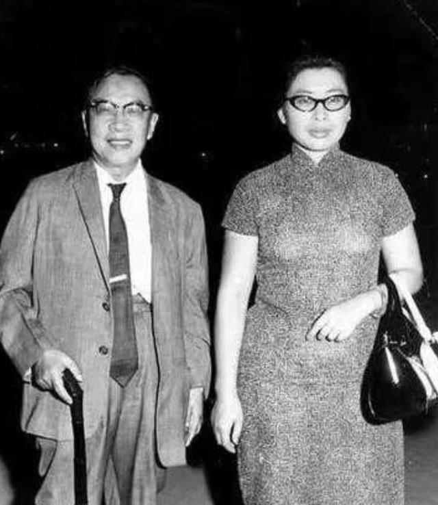 1956年，国学大师钱穆，61岁时三婚迎娶胡美琦。他盯着如花似玉的娇妻，突然间想