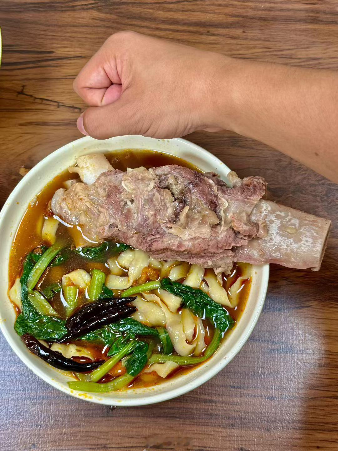今天中午吃点啥？看看我这碗儿面怎么样？[大笑]好好吃饭​​​