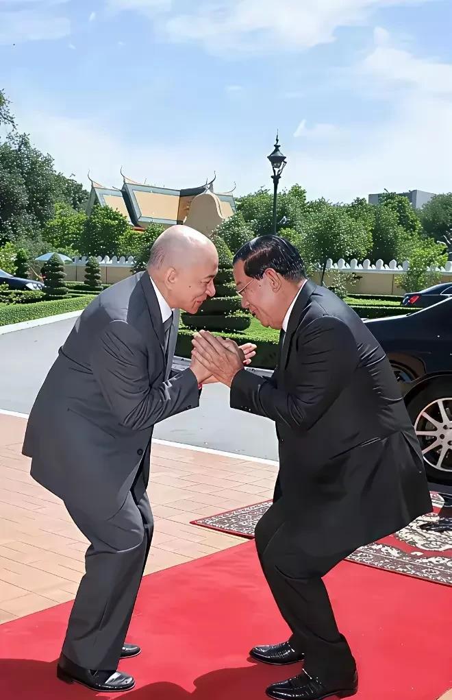 洪森想下跪，西哈莫尼直接眼疾手快双手握住，差点就叫出来“爱卿免礼”。相比泰国，巴