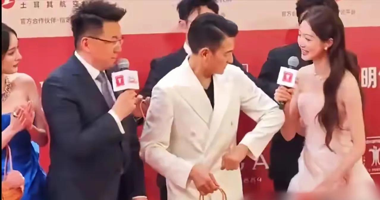 哈哈！给天王来个“尴尬”！这次上海红毯上，刘德华做梦也没有想到，居然有人对他不