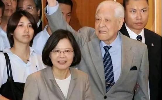 台湾一些台独分子，开始逃离台湾，他们转移家产，私密买下黄金，想长期移民海外。之前