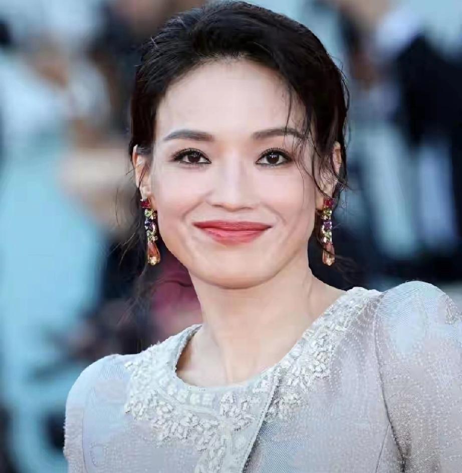 舒淇官宣喜讯！从艳星到国际导演，黎明没选错，葛优预言成真舒淇近年