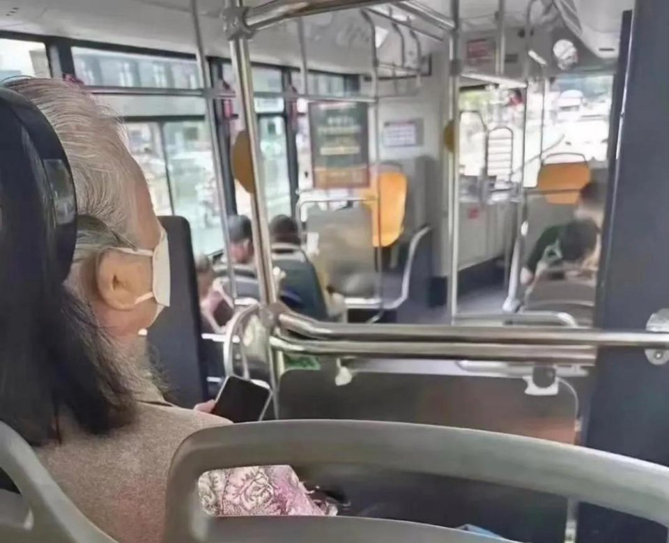 公交车上看到的，我自闭了